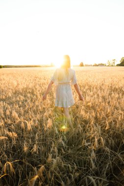 Romantik kız açık havada dolaşıp alan duygu ile sıcak yaz sunset Bulvarında rahat