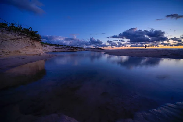 美しい夜の海を水に反映した雲 — ストック写真
