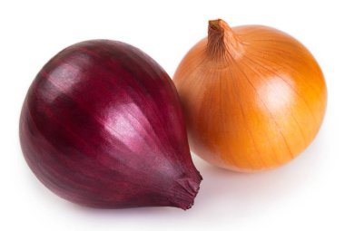 Beyaz arkaplanda taze soğan izole edildi