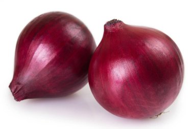 Beyaz arkaplanda taze soğan izole edildi