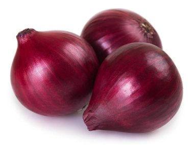 Beyaz arkaplanda taze soğan izole edildi