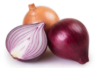 Beyaz arkaplanda taze soğan izole edildi