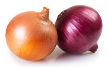 Beyaz arkaplanda taze soğan izole edildi