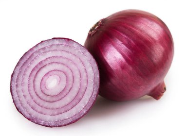 Beyaz arkaplanda taze soğan izole edildi