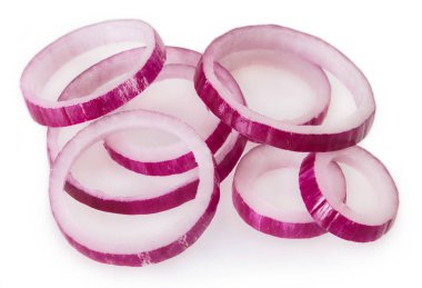 Beyaz arkaplanda taze soğan izole edildi