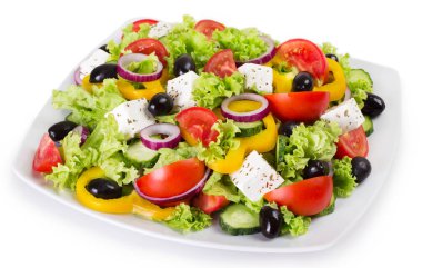Taze sebze salatası beyaz arkaplanda izole edilmiş.