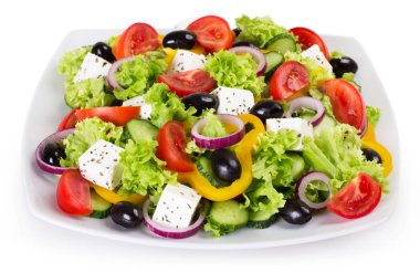 Taze sebze salatası beyaz arkaplanda izole edilmiş.