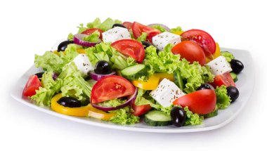 Taze sebze salatası beyaz arkaplanda izole edilmiş.