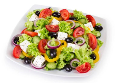 Taze sebze salatası beyaz arkaplanda izole edilmiş.