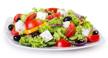 Taze sebze salatası beyaz arkaplanda izole edilmiş.