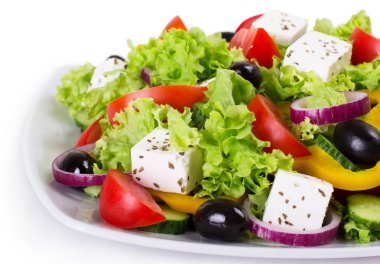 Taze sebze salatası beyaz arkaplanda izole edilmiş.