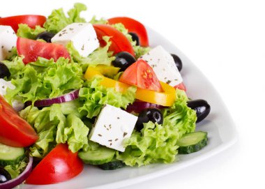 Taze sebze salatası beyaz arkaplanda izole edilmiş.