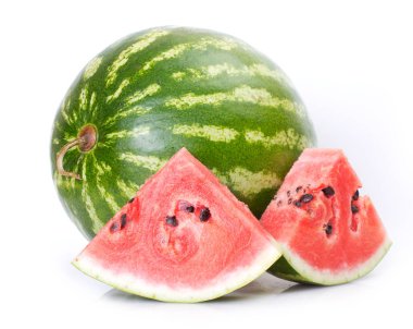 Beyaz arkaplanda karpuz izole