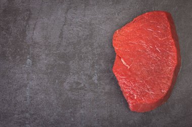 gri arka plan yakın çekim üzerinde ham sığır eti