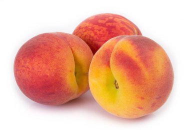 Beyaz arka planda taze şeftaliler izole edildi