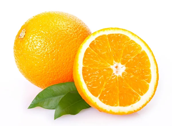 Świeże Pomarańcze Izolowane Białym Tle — Zdjęcie stockowe