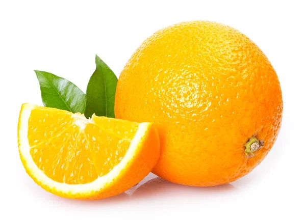 Świeże Pomarańcze Izolowane Białym Tle — Zdjęcie stockowe