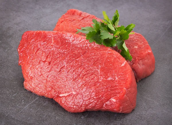 Rohes Rindfleisch Auf Grauem Hintergrund Nahaufnahme — Stockfoto