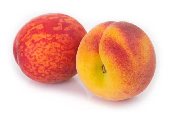Frische Pfirsiche Isoliert Auf Weißem Hintergrund — Stockfoto