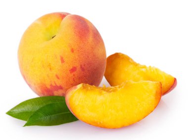 Beyaz arkaplanda taze şeftali izole edildi