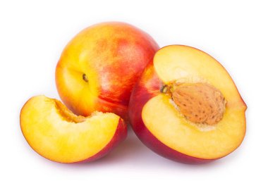 Beyaz arka planda taze şeftaliler izole edildi