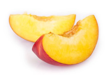 Beyaz arkaplanda taze şeftali izole edildi