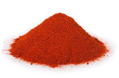 Beyaz arka plan üzerinde izole zemin kırmızı biber yığını