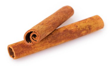 Tarçın beyaz arkaplanda izole edildi