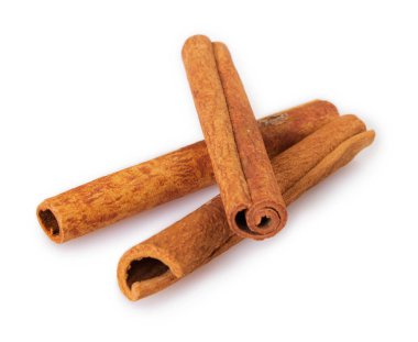 Tarçın beyaz arkaplanda izole edildi