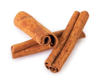 Tarçın beyaz arkaplanda izole edildi