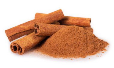 Tarçın beyaz arkaplanda izole edildi