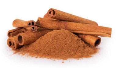 Tarçın beyaz arkaplanda izole edildi