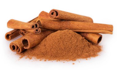 Tarçın beyaz arkaplanda izole edildi