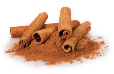 Tarçın beyaz arkaplanda izole edildi