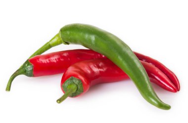 Kırmızı biber beyaz arkaplanda izole edildi