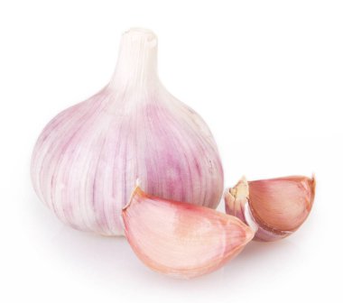 Beyaz arkaplanda taze sarımsak var.