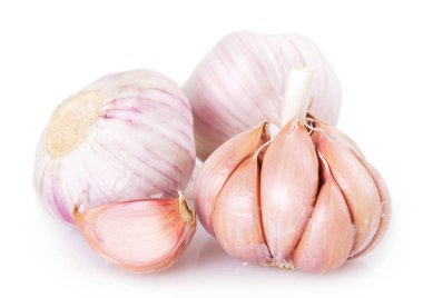 Beyaz arkaplanda taze sarımsak var.