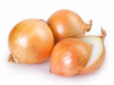 Beyaz arkaplanda taze soğan izole edildi