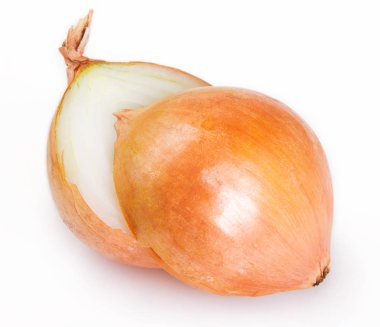 Beyaz arkaplanda taze soğan izole edildi