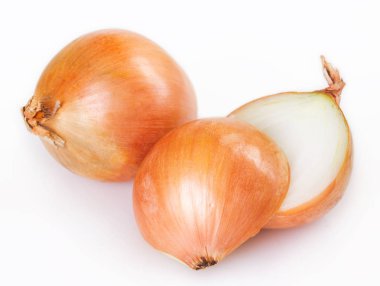 Beyaz arkaplanda taze soğan izole edildi