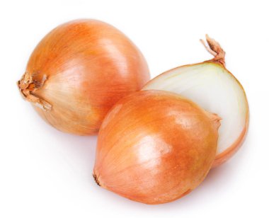 Beyaz arkaplanda taze soğan izole edildi