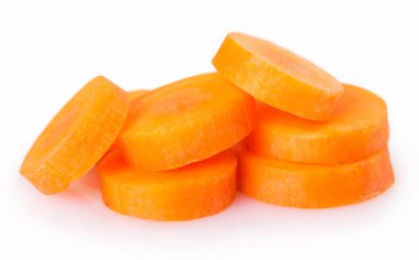 Beyaz arka planda izole edilmiş taze havuç