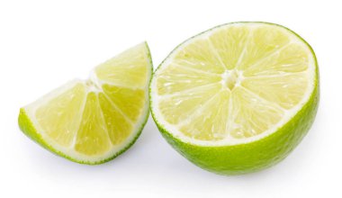 Beyaz arkaplanda izole edilmiş taze kireç