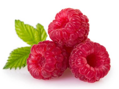 Beyaz arka planda izole edilmiş taze ahududu