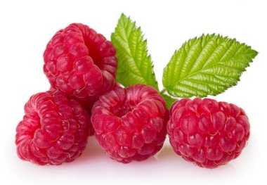 Beyaz arka planda izole edilmiş taze ahududu