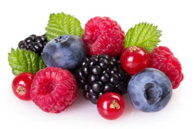 taze çilek beyaz zemin üzerine izole