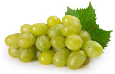 Beyaz arkaplanda izole edilmiş taze üzümler