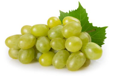 Beyaz arkaplanda izole edilmiş taze üzümler