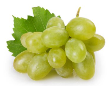 Beyaz arkaplanda izole edilmiş taze üzümler