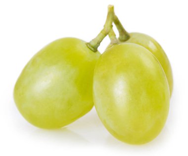 Beyaz arkaplanda izole edilmiş taze üzümler